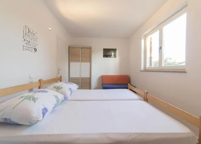 With A Parking Space Mandre, Pag - 12722 * Колан