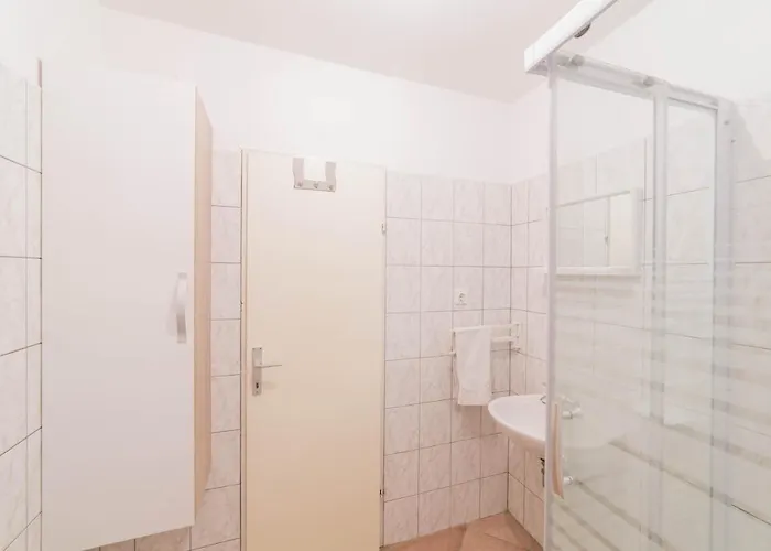 With A Parking Space Mandre, Pag - 12722 *